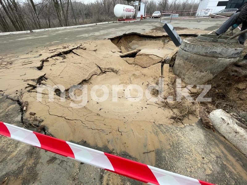 Асфальт провалился возле АЗС в Уральске