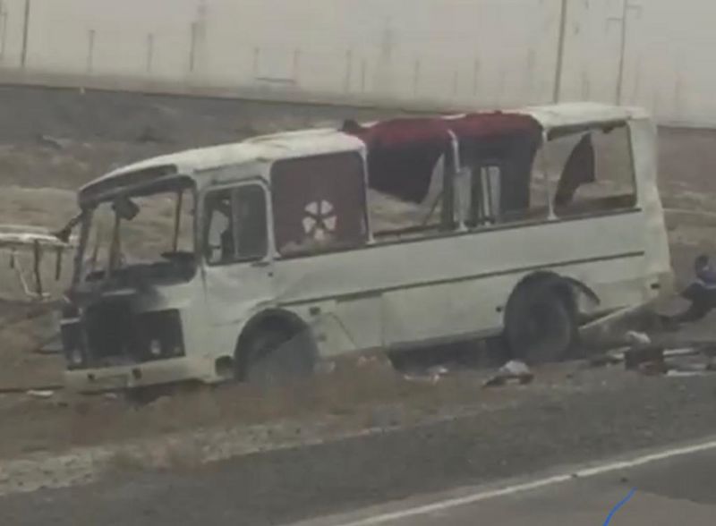 Автобус с рабочими столкнулся автоцистерной на трассе в Атырауской области
