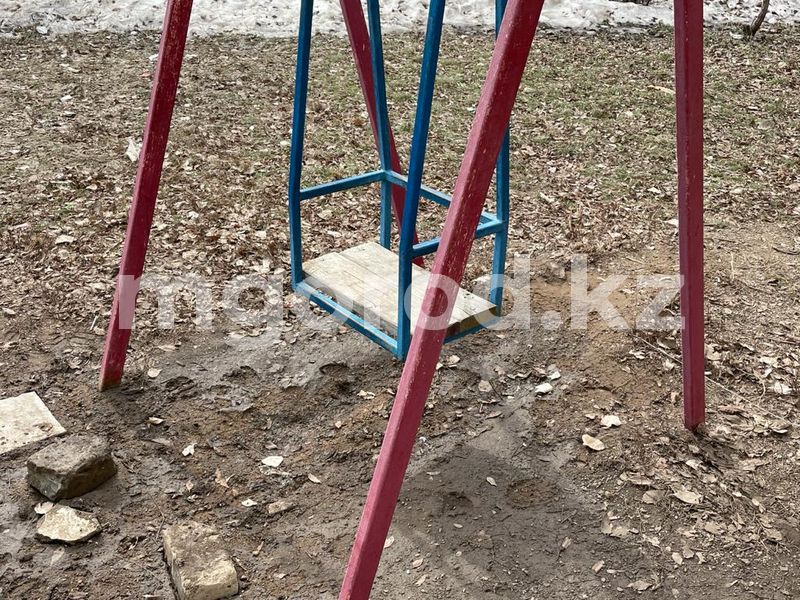 Ходит на площадке и фотографирует детей: жители Аксая просят полицейских изолировать странного мужчину