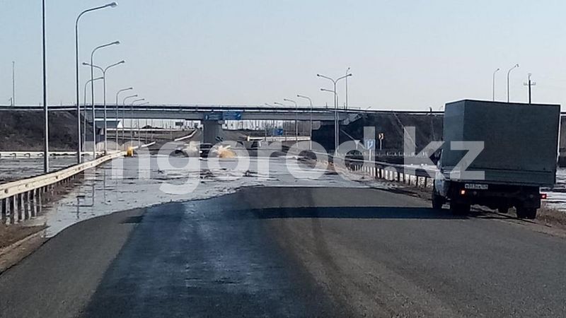 Перелив талых вод через дорогу произошел в Актюбинской области (видео)