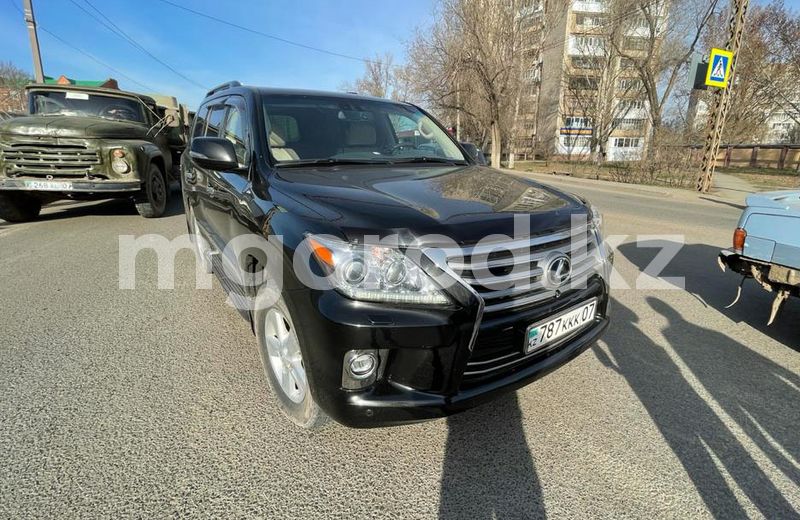 Lexus сбил женщину в Уральске: пострадавшая находится в реанимации