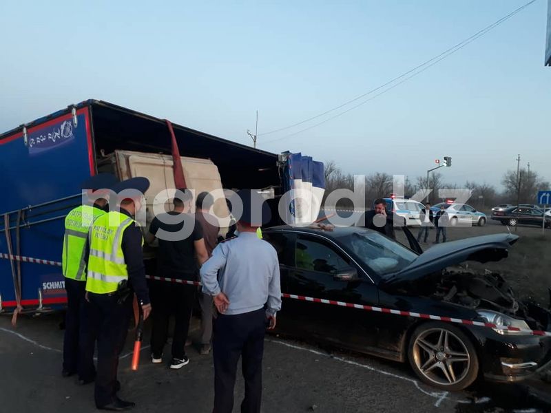 В Уральске на видео попало столкновение «Газели» и Mercedes