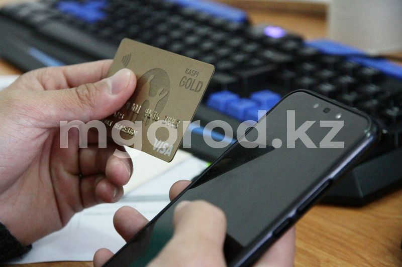Житель ЗКО перевел себе со счета бабушки-пенсионерки около миллиона тенге