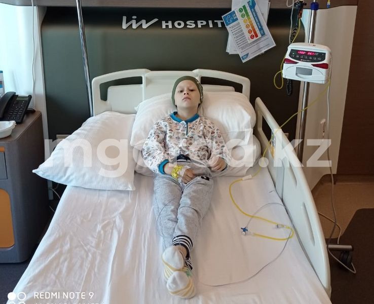 Мальчик из ЗКО борется со страшной болезнью: семье не хватает денег на лечение