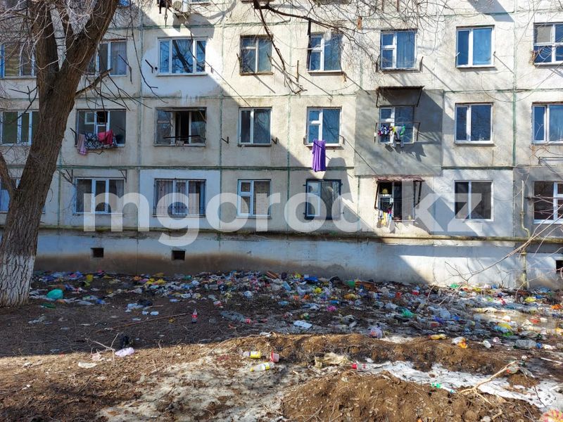 Мочу в бутылках выбрасывают из окон жители многоэтажки в Уральске