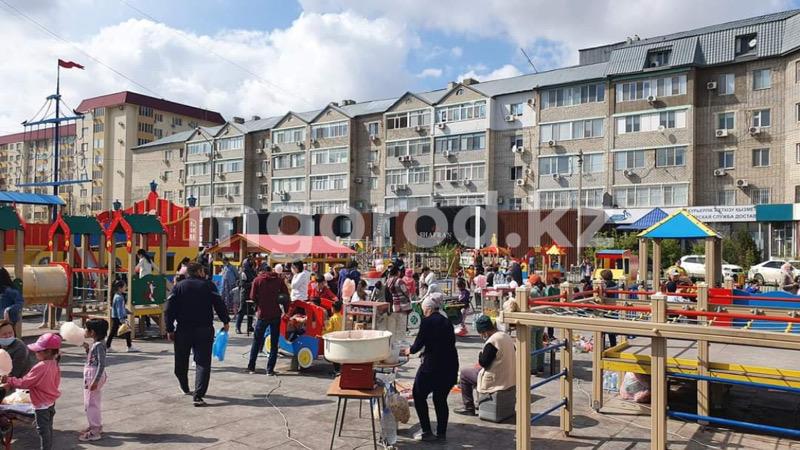 В Атырау после запрета санврачом торговли на площадях продавцы перекочевали на детские площадки