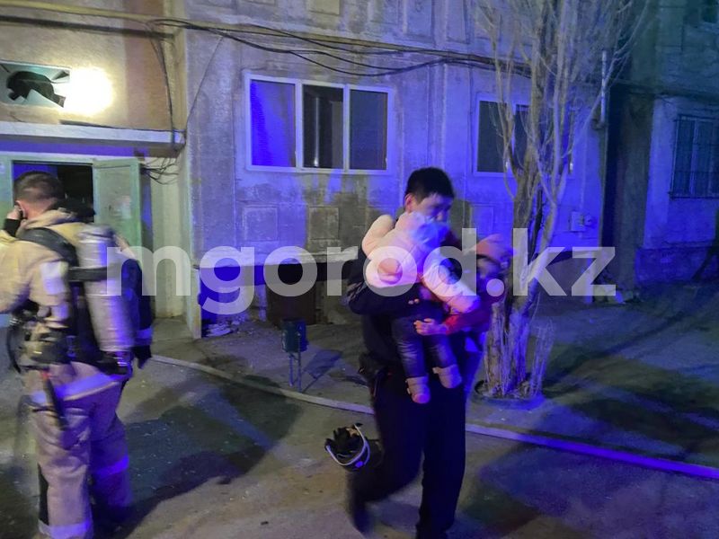 11 детей вытащили из горящей многоэтажки в Атырауской области (видео)