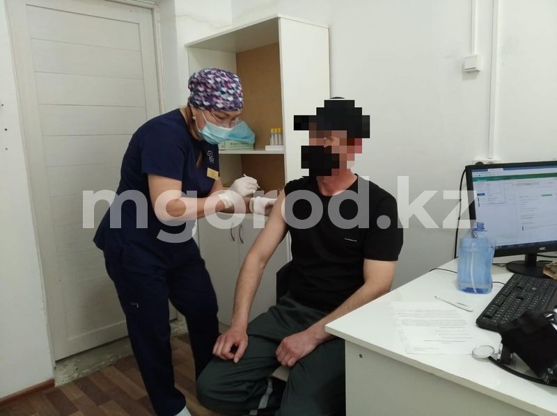 В Атырау осужденные получили прививки от коронавируса