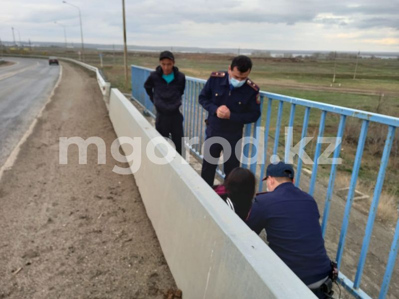 18-летняя девушка пыталась спрыгнуть с моста в Актобе