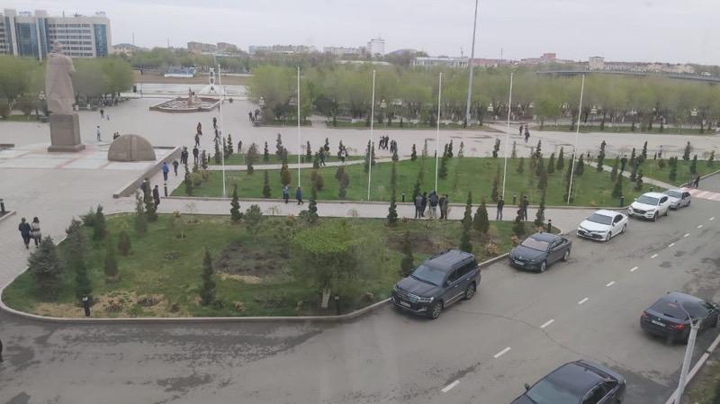 Полицейские оштрафовали блогера, собравшего толпу перед областным акиматом Атырау