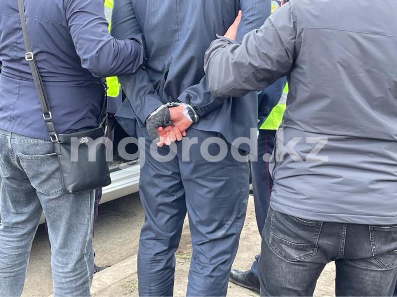 Несколько чиновников задержали за продажу участка пединститута в Алматинской области