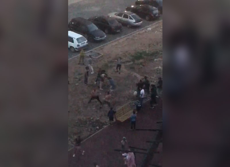 Драку соседей сняли на видео в Уральске