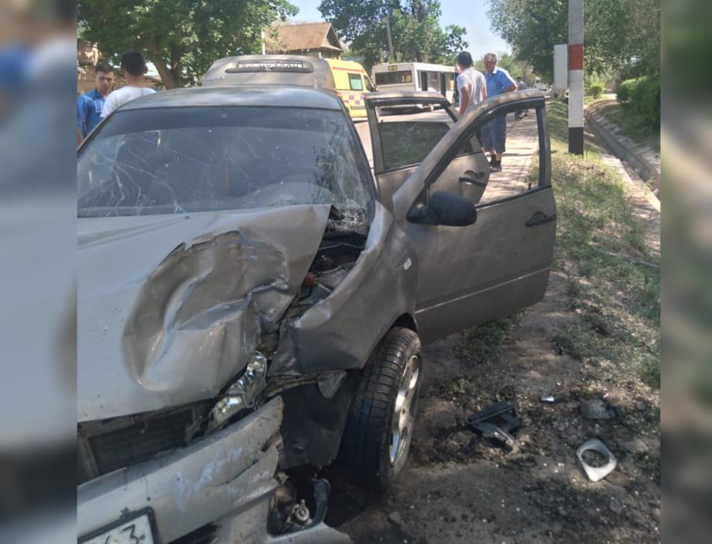 Два человека пострадали при столкновении пассажирского автобуса и «Лады» в Уральске (фото)