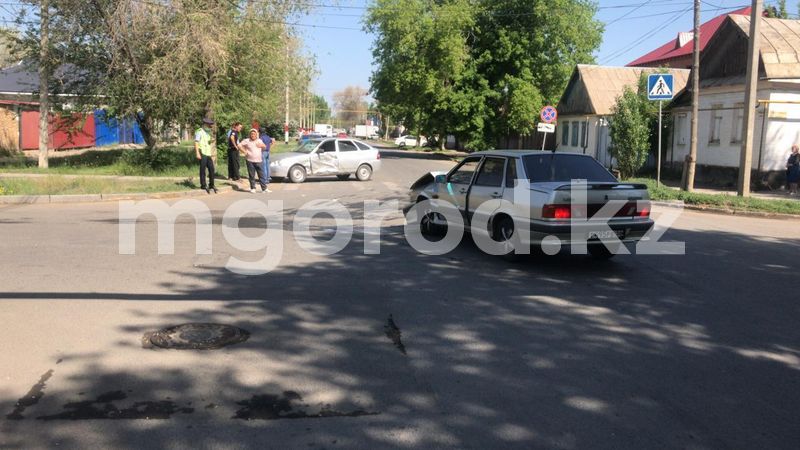 При столкновении двух «леговушек» пострадали трое малолетних детей в Уральске
