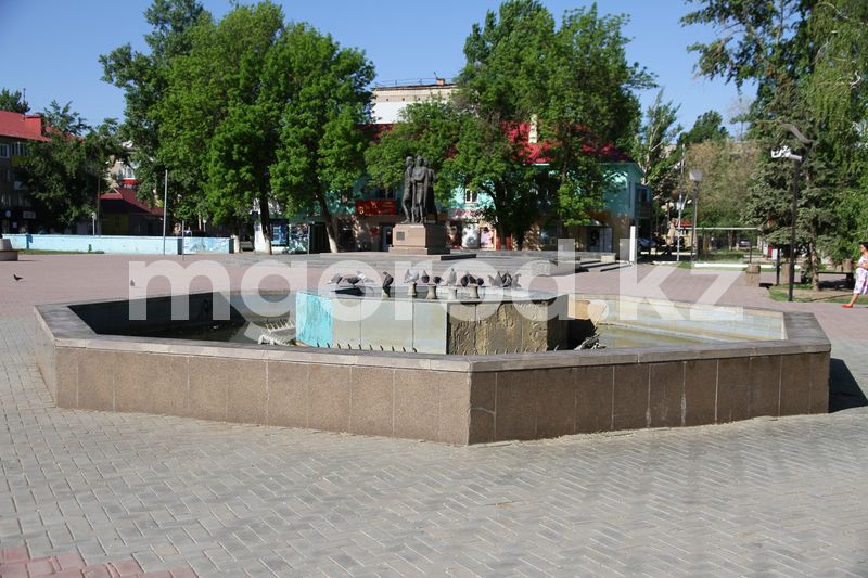 Давайте не будем друг друга обманывать - аким Уральска отчитал подрядчика за неработающие фонтаны