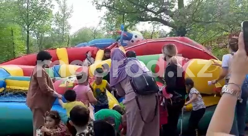 Очередное ЧП в городском парке Уральска: сдулся батут с детьми (видео)