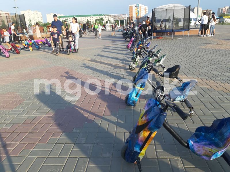 На площади Первого Президента в Уральске разрешили продавать мороженое и сдавать на прокат велосипеды