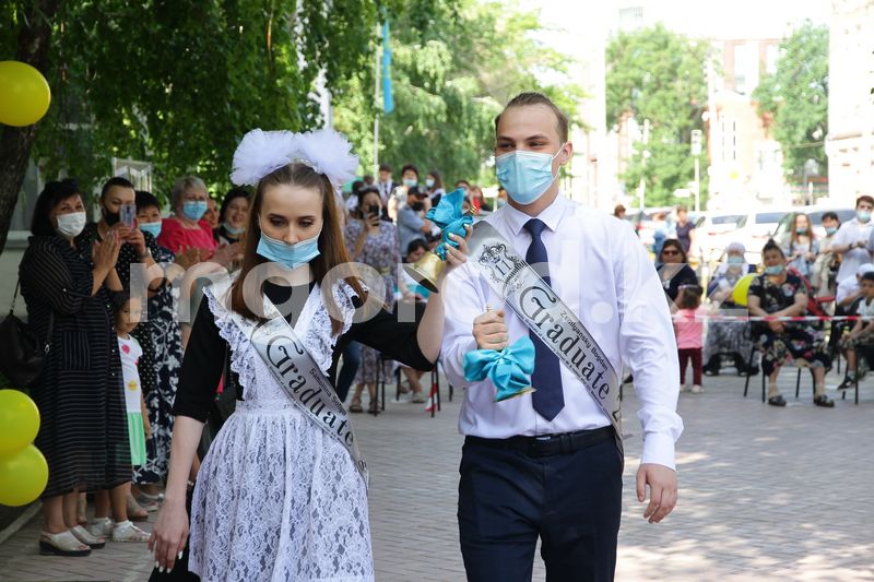 Последний звонок прозвенел в школах Уральска (фото)