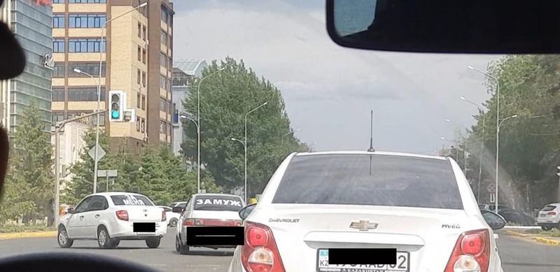 Уральцев позабавили автомобили с надписью предложения руки и сердца (фото)