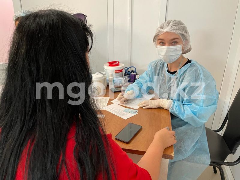 Уральцев начали вакцинировать от COVID-19 в торговом доме