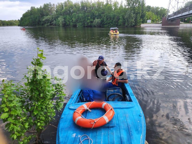 Мужчина спрыгнул с пешеходного моста в парке Уральска