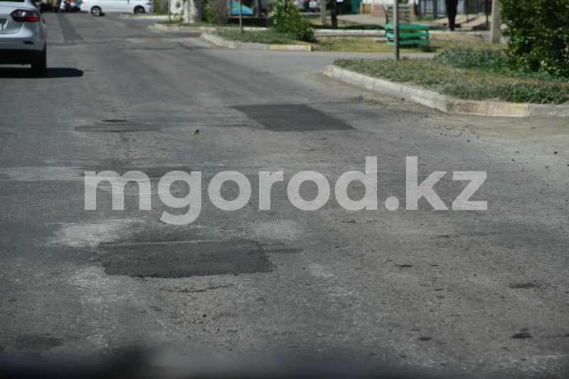 В Уральске на капитально отремонтированной пять лет назад улице снова латают ямы