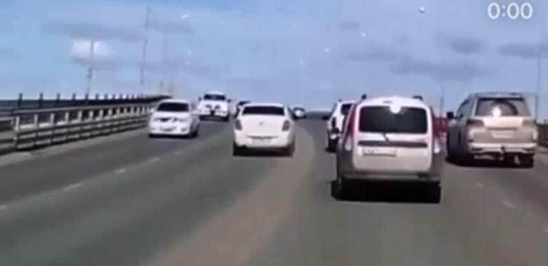 20-летний водитель выехал на встречную полосу на мосту в Атырау (видео)