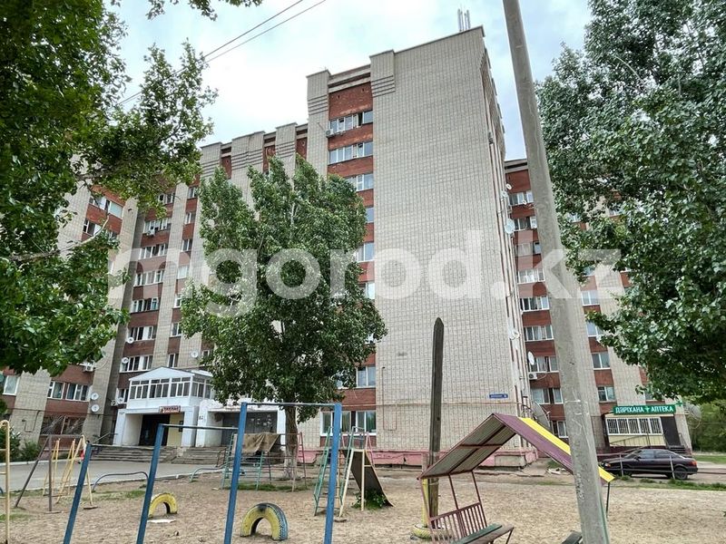 58-летний мужчина выпал из окна многоэтажки и разбился насмерть в Уральске