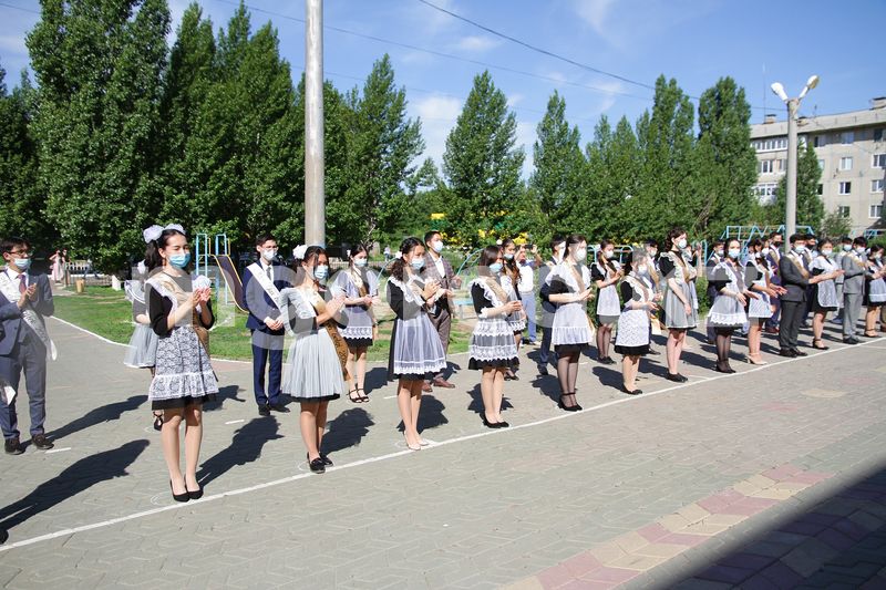 2285 выпускников уральских школ получили аттестаты