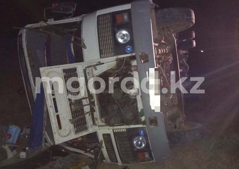 Автобус с 12 пассажирами опрокинулся в Актюбинской области