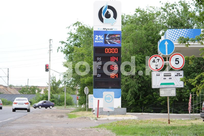 Почему в ЗКО не снижается цена на бензин