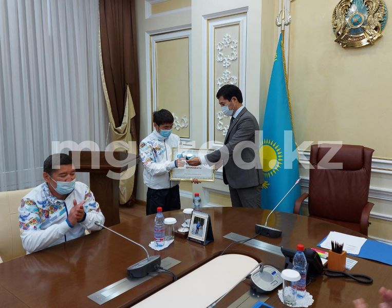 Квартиру и два миллиона тенге получил боксер из Уральска