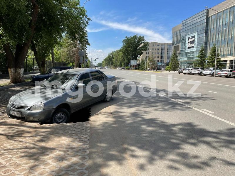 Под легковым авто провалилась брусчатка в центре Уральска
