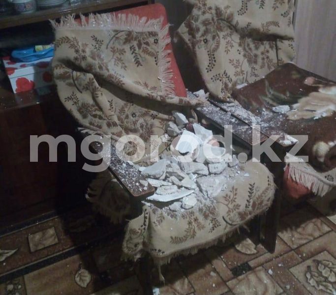 Штукатурка обвалилась с потолка у жителей двухэтажки после ливня в Уральске (фото)