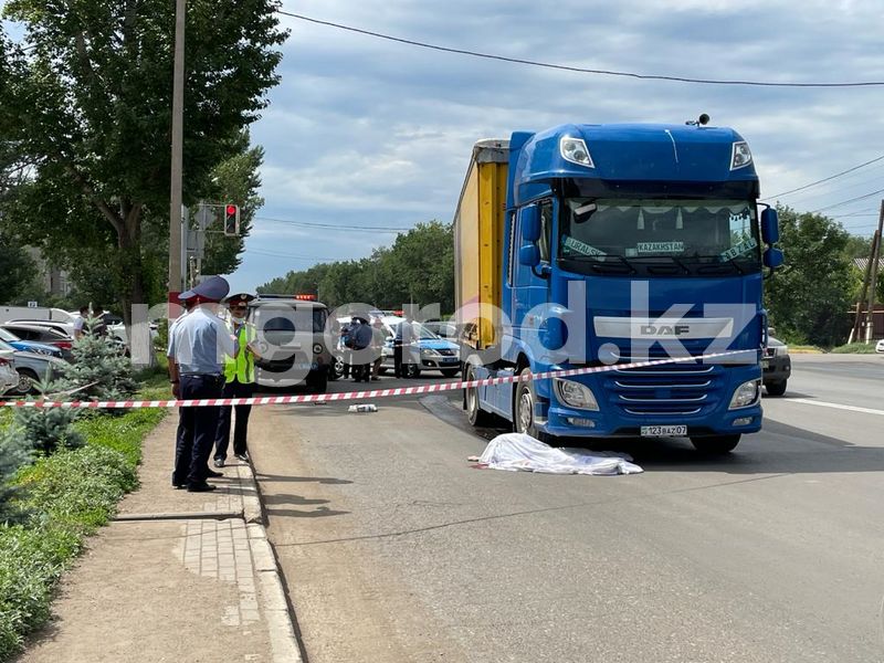 Большегруз насмерть сбил женщину в Уральске (фото)