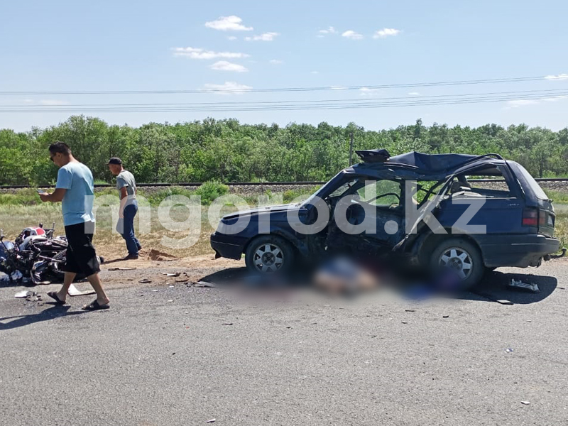 Мотоциклист и водитель иномарки погибли в жутком ДТП в Уральске (фото)