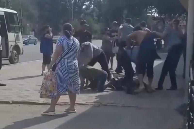 Драку на автобусной остановке сняли на видео в Уральске