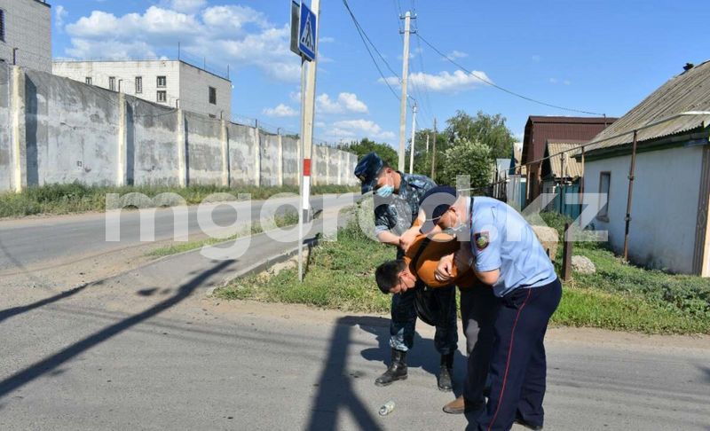 Наркотики и телефон пытались перебросить в колонию Уральска