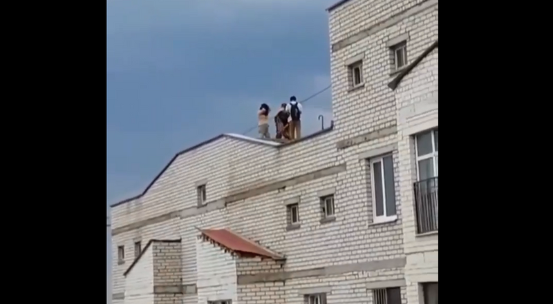 Детей на крыше многоэтажки сняли на видео в Уральске
