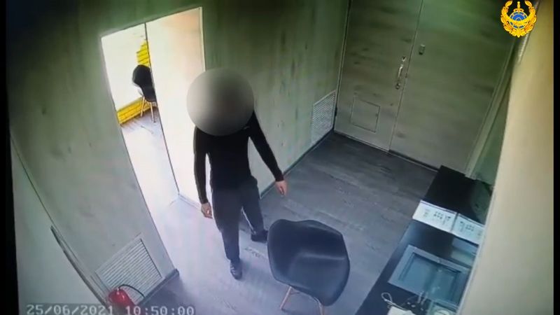 Житель Атырау напал на старушку и сорвал с нее серьгу (видео)