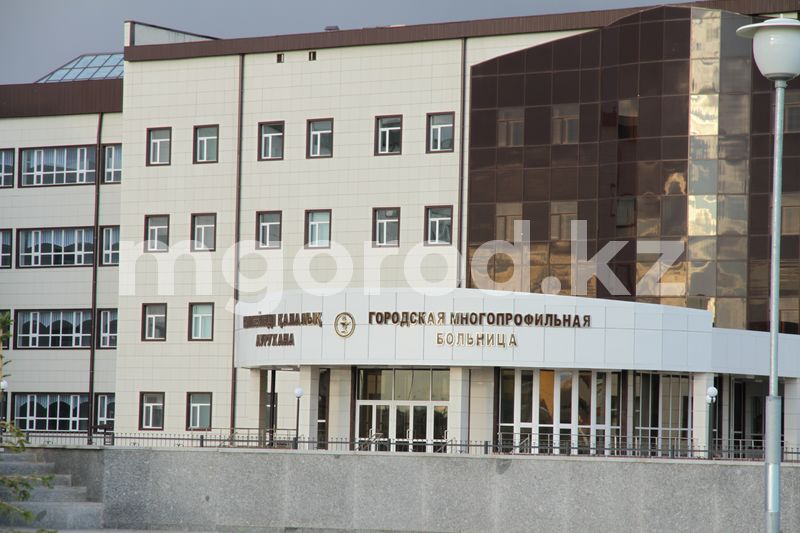Мужчина разбился насмерть, выпав из окна больницы в Уральске