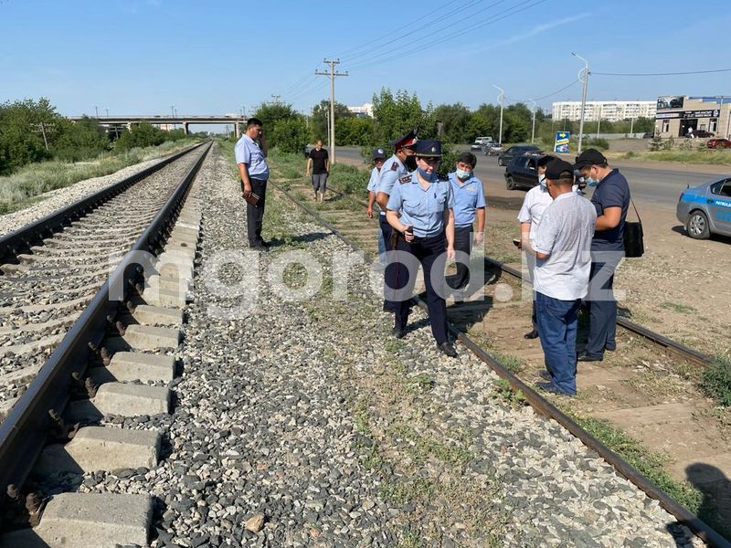 Пассажирский поезд сбил мужчину в Уральске