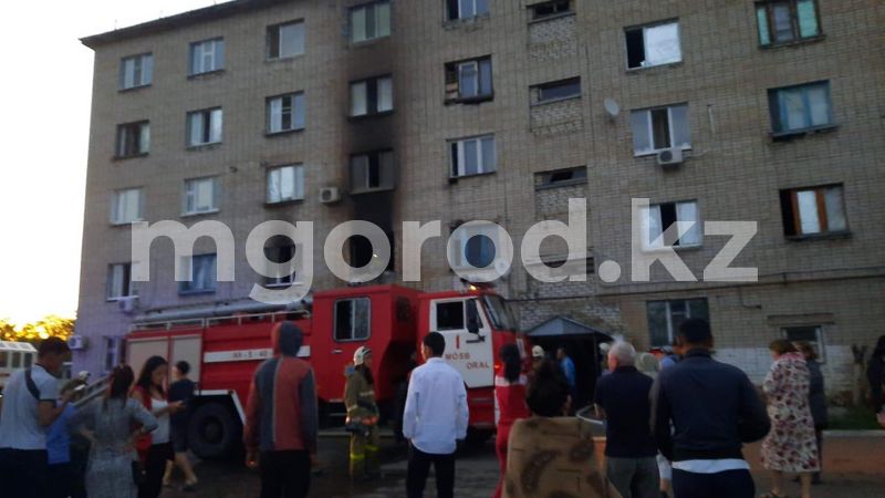 39 человек эвакуировали из-за пожара в многоэтажке в Уральске