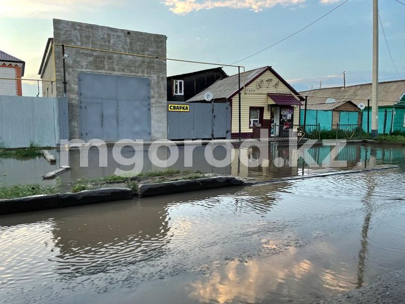 В Уральске из-за порыва трубы подтопило частные дома и улицу (фото, видео)