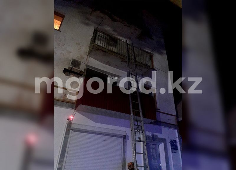 Сидевшего на балконе многоэтажки ребенка сняли спасатели Уральска