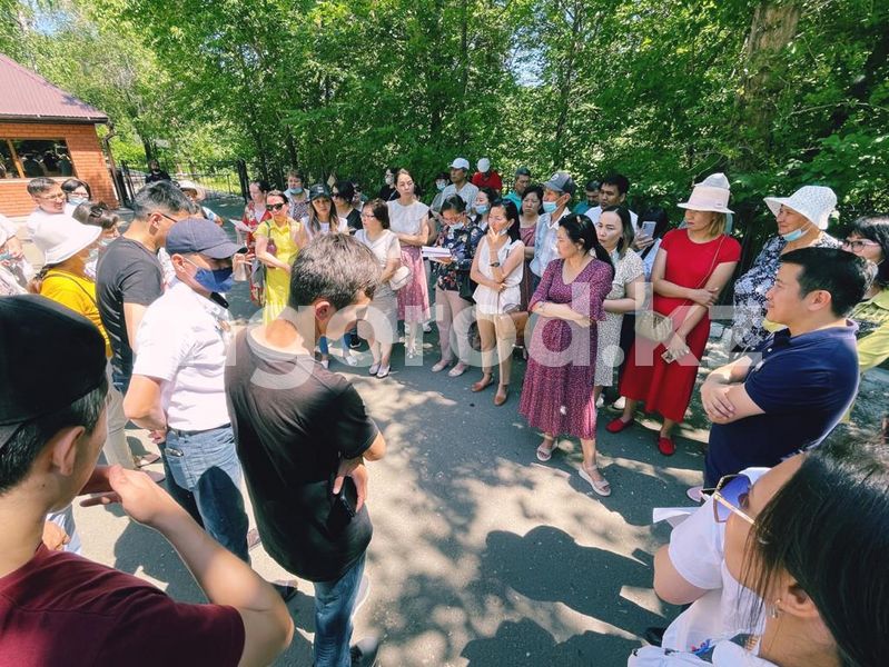 Мы туда не пойдем: родители учеников лицея-интерната выступили против переезда в здание саншколы (видео)