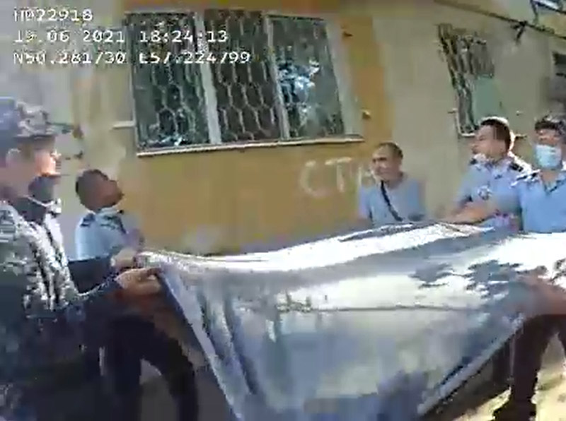 Полицейские спасли женщину от суицида с помощью одеяла (видео)