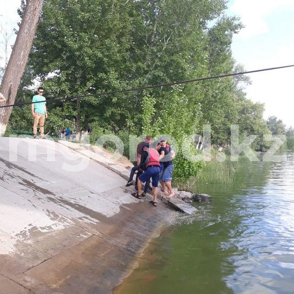 Двое детей во время игры упали в реку в Уральске
