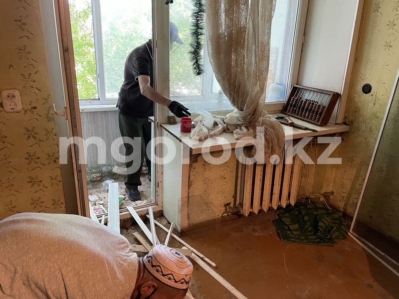 В Уральске из квартиры, кишащей тараканами, вынесли мусор и будут проводить дезинфекцию (фото и видео)