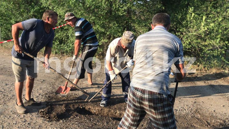 Жители села ЗКО сами ремонтируют дороги (фото, видео)